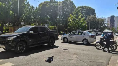 Violento choque entre una camioneta y una moto en el centro de Concordia