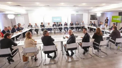La mesa cuadrada de los 33 integrantes.