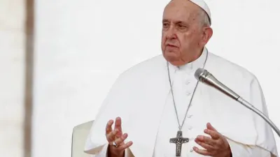 El Papa Francisco imparte su bendición durante la audiencia general semanal del 18 de octubre pasado en la Plaza de San Pedro del Vaticano.