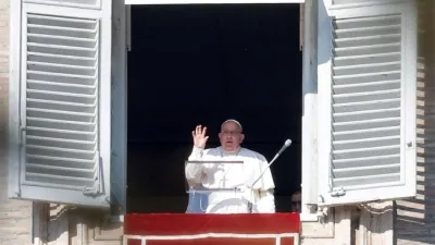 El Papa Francisco dirige la oración del Ángelus, una tradicional oración dominical, desde la ventana de su despacho con vistas a la Plaza de San Pedro, Ciudad del Vaticano, el 1º de enero pasado.