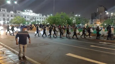 La Policía de Perú no sólo reprimió a los seguidores de Castillo cerca del Congreso sino también en la Plaza San Martín.
