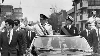 Pinochet, al igual que ahora Milei, consideraba que el destino lo había puesto al frente de una misión histórica que lo impulsaba a hacer tabla rasa con el pasado.