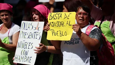 Manifestantes protestan en Buenos Aires contra la política de ajuste del Gobierno de Javier Milei.