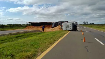 Un camión despistó en la autovía de la ruta 18 y volcó toda su carga