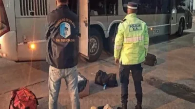 Detuvieron a un hombre que viajaba con dos panes de marihuana en un colectivo.