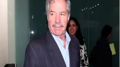 Felipe Solá, canciller argentino, en el aeropuerto de la Ciudad de México