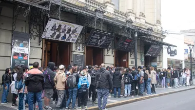 Este miércoles, en el Teatro 3 de Febrero, se presentó el ciclo Escuela de Espectadores con la obra “Una poeta en parolas”. Participaron unos 220 alumnos de escuelas secundarias.