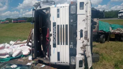 Un camión despistó y volcó en la Autovía 14