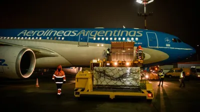 carga de vacunas rusas en avión Aerolíneas