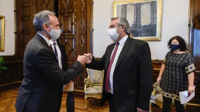 Fernández con funcionarios mexicanos
