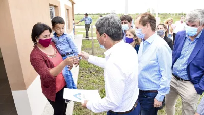 Zavallo acompañó a Bordet en la entrega de viviendas en Hasenkamp 