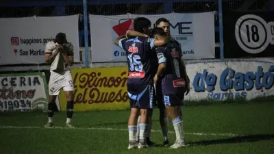 Gimnasia de Concepción del Uruguay celebra un gol ante Sportivo AC de Las Parejas.