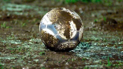 Pelota de fútbol embarrada.