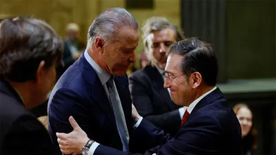 El ministro de Asuntos Exteriores de España, José Manuel Albares, saluda al embajador de México en España, Quirino Ordaz, durante el acto de inauguración de la exposición “La mitad del mundo. La mujer en el México indígena”, este viernes en Madrid.