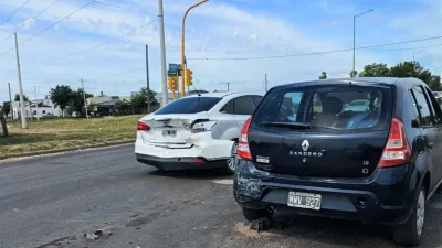 Pudo haber sido una tragedia. El conductor de una camioneta -que está identificado- provocó un choque en cadena y huyó de la escena del siniestro vial refugiándose en la impunidad.