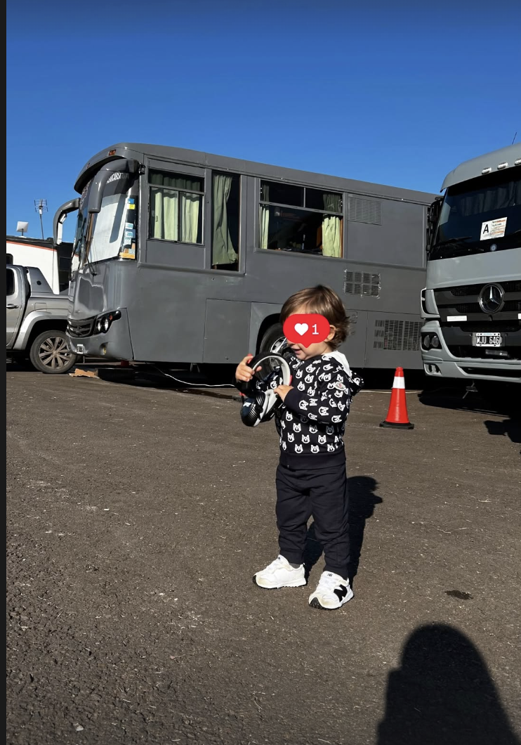 El bebé del matrimonio Neumann/Urcera en el autódromo uruguayense.