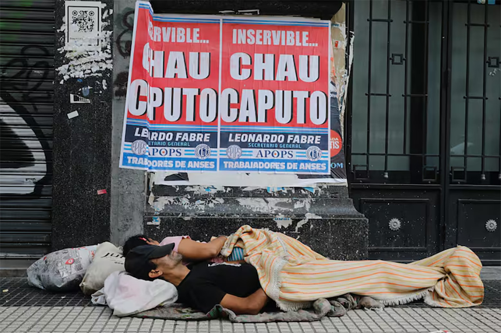 Carteles contra Luis Caputo en la ciudad de Buenos Aires.