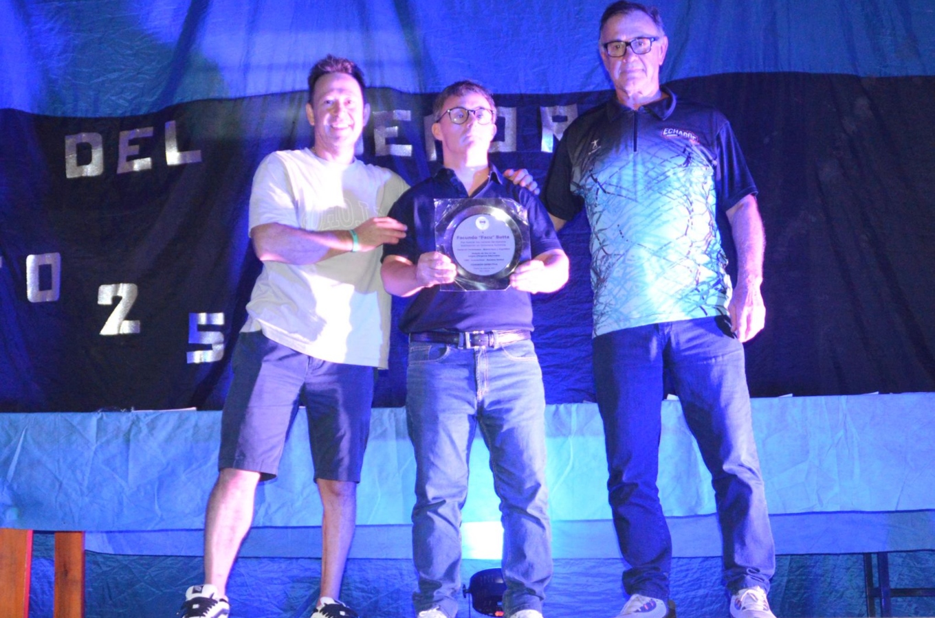 Entrega del reconocimiento a Facundo Butta.