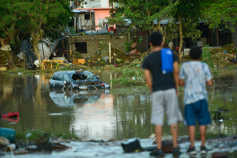 Familias quedan atrapadas y colonias enteras bajo el agua, tras el desbordamiento del río Cazones, este viernes en Poza Rica.