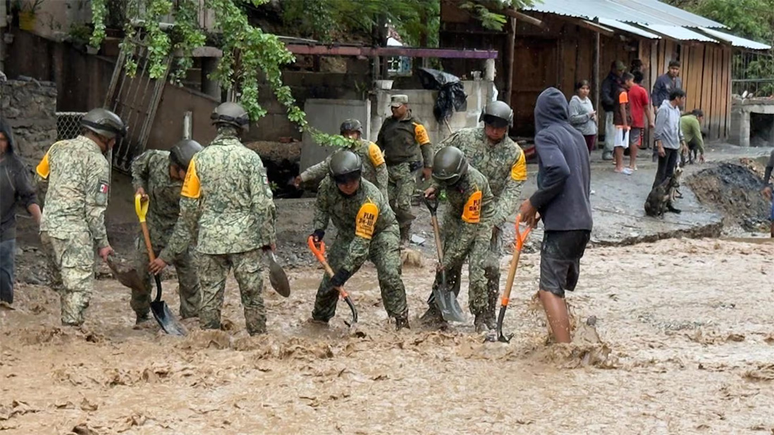 Personal de la Marina y Guardia Nacional trabajan para liberar caminos tras la inundación que dejó la lluvia.