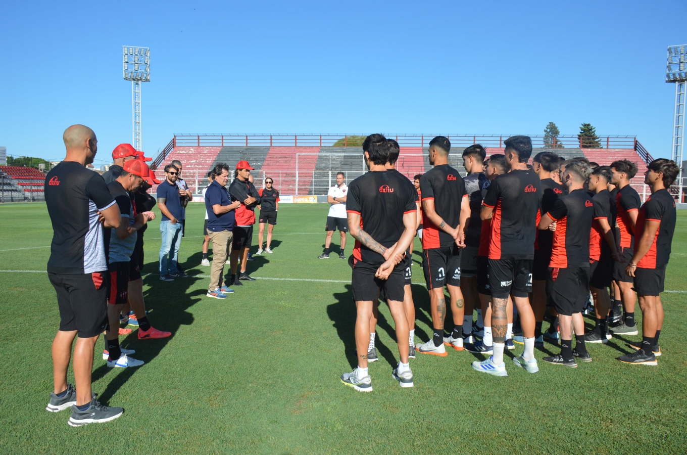 Adrián Bruffal estuvo en la práctica y habló con los futbolistas.