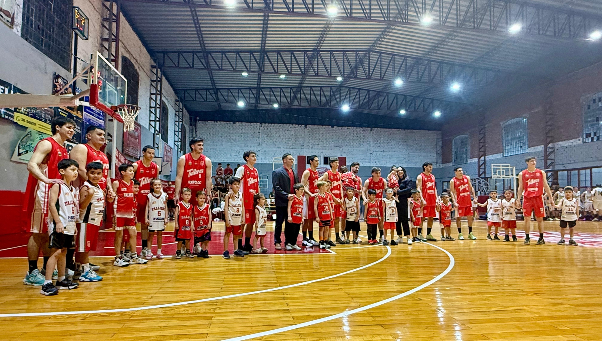 Los jugadores de Primera y de la categoría Escuelita de Talleres, juntos.