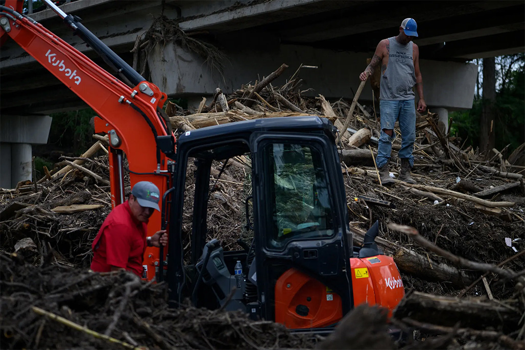 Voluntarios y fuerzas del orden buscan entre los escombros en Comfort, Texas.