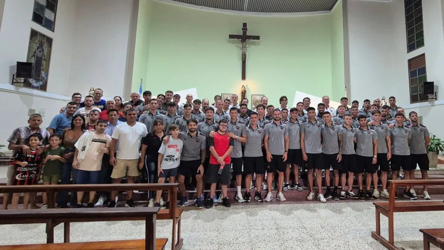 Jugadores, cuerpo técnico, dirigentes e hinchas, juntos en la Parrroquia Santa Teresita.