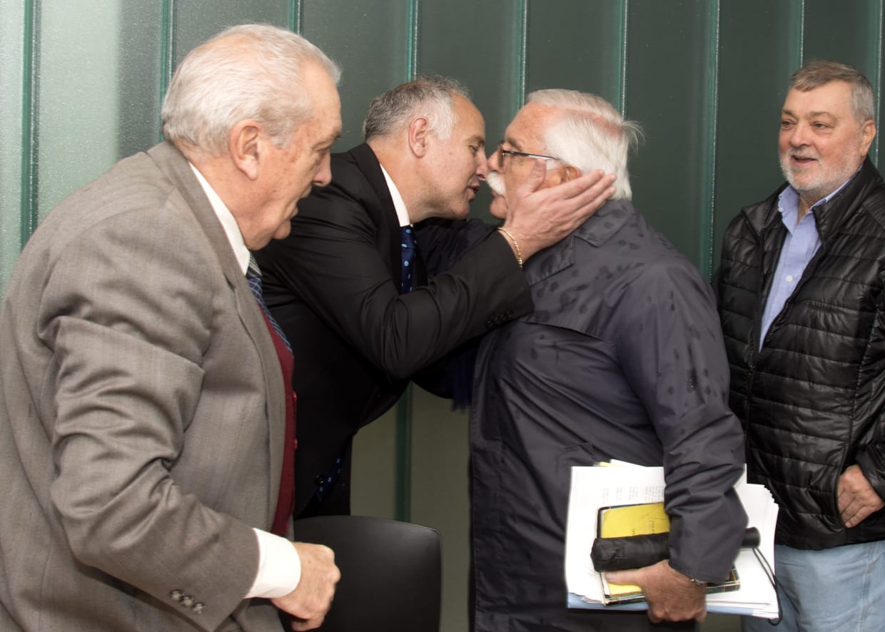 Rodríguez Allende y Barrandeguy se saludan, al ingresar a la sala de audiencias.