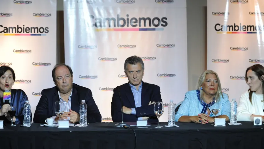 Macri, Sanz y Elisa Carrió con la marca oficial detrás. No más Cambiemos.