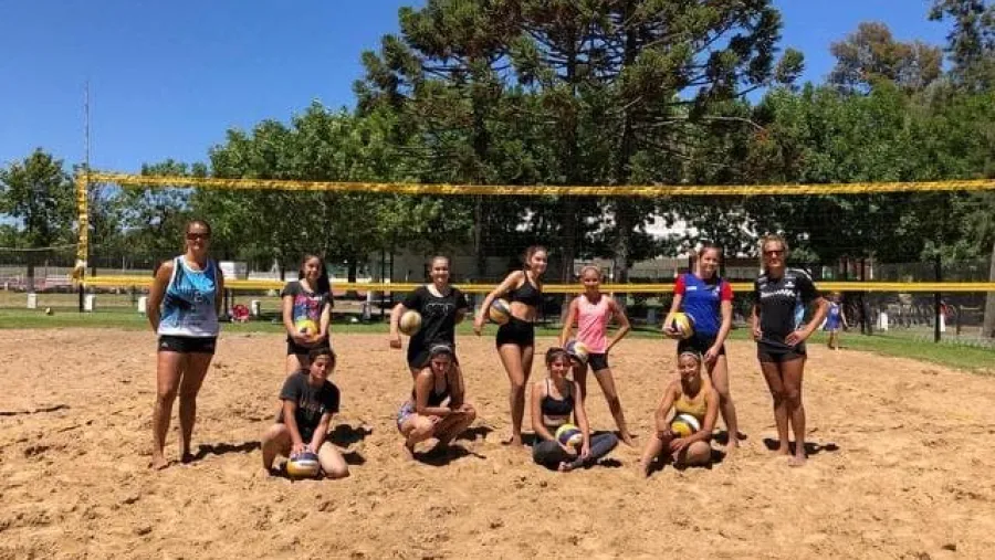 Ana Gallay fue la "profe" de lujo en un entrenamiento especial de Beach Volley en Nogoyá