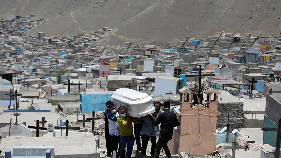 Miembros de la familia llevan el ataúd de un hombre que murió de la enfermedad del coronavirus en un cementerio, en Lima, Perú, el 27 de enero de 2021.