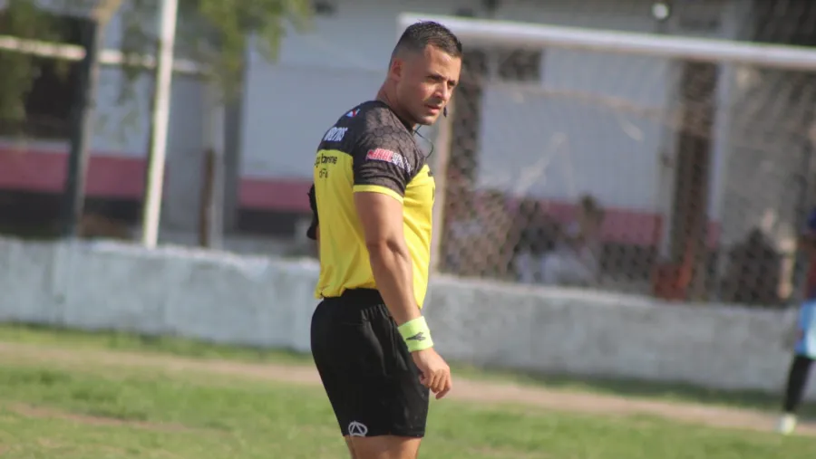 Maximiliano Durán, el árbitro profesional que paró la pelota tras amenazas en el Grella