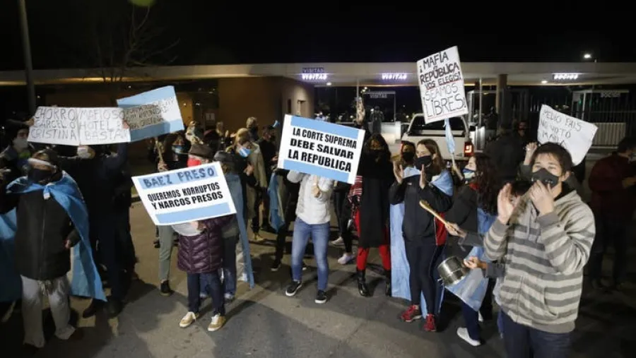 Vecinos impidieron el ingreso de Lázaro Báez al country donde cumplirá domiciliaria