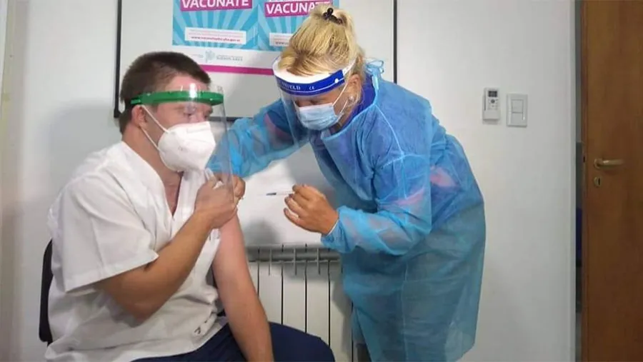 La cartera sanitaria informó que la incidencia de mortalidad en las últimas cuatro semanas fue de 473 por cada un millón de personas vacunadas con dos dosis y de 1.076 en personas que no iniciaron esquema de vacunación. La cartera sanitaria informó que la incidencia de mortalidad en las últimas cuatro semanas fue de 473 por cada un millón de personas vacunadas con dos dosis y de 1.076 en personas que no iniciaron esquema de vacunación.