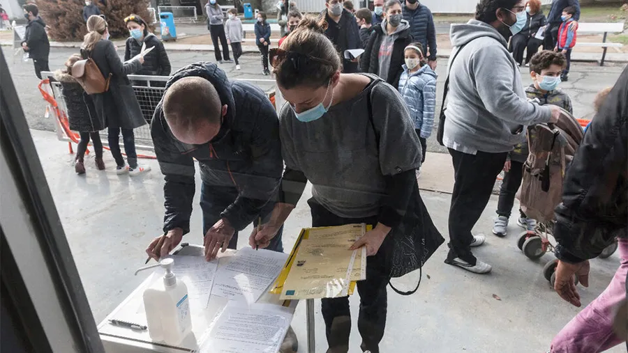 Jóvenes reciben su primera dosis contra la Covid-19 en Chipre. Jóvenes reciben su primera dosis contra la Covid-19 en Chipre.