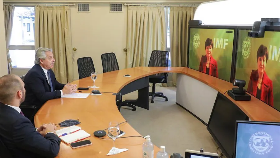 Imagen de archivo de una de las reuniones virtuales entre las autoridades argentinas con las del Fondo Monetario Internacional para destrabar el acuerdo logrado ayer. Imagen de archivo de una de las reuniones virtuales entre las autoridades argentinas con las del Fondo Monetario Internacional para destrabar el acuerdo logrado ayer.