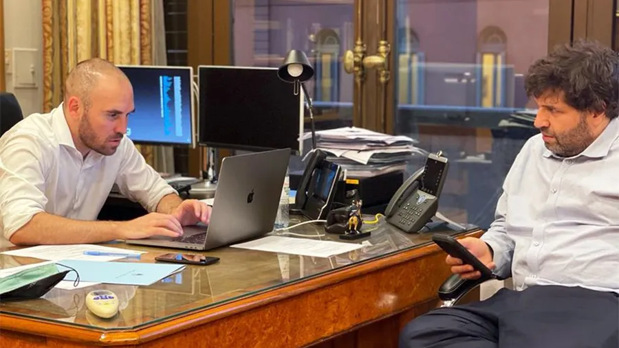 El ministro de Economía, Martín Guzmán, ayer, junto a Sergio Chodos, representante de la Argentina ante el FMI.