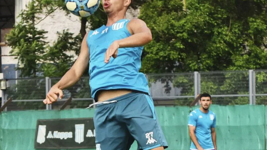 En Racing, Juan Pizzi probó con el entrerriano Tiago Banega entre los titulares