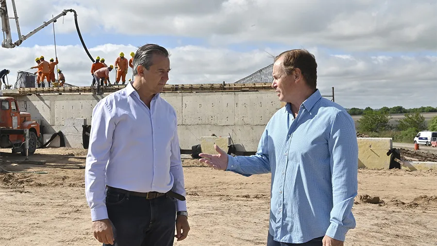 El intendente de Paraná Adán Bahl y el gobernador Gustavo Bordet recorrieron la obra de vinculación entre la Ruta 12 y la avenida Circunvalación de la capital provincial. El intendente de Paraná Adán Bahl y el gobernador Gustavo Bordet recorrieron la obra de vinculación entre la Ruta 12 y la avenida Circunvalación de la capital provincial.
