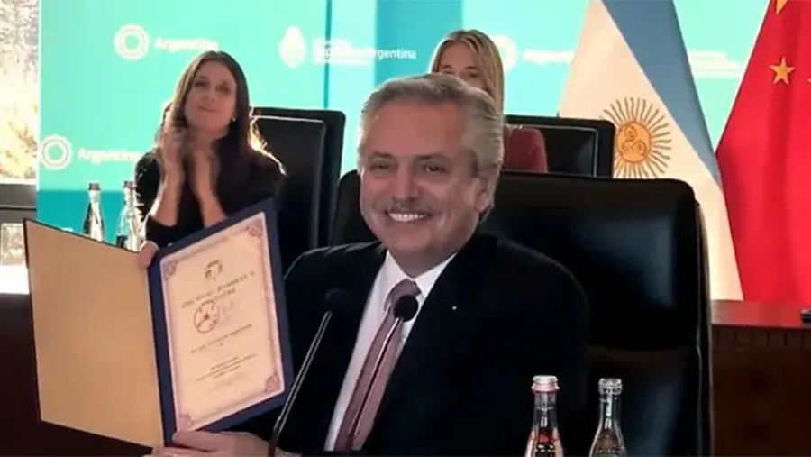 Fernández, al recibir Honoris Causa en universidad china: “La multilateralidad es el gran desafío”.
