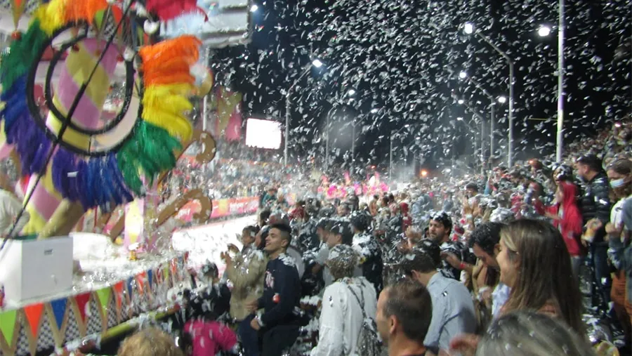 Fotografía de Norman Robson. La vuelta de la espuma en febrero fue lo distintivo en los carnavales de Gualeguay. Fotografía de Norman Robson. La vuelta de la espuma en febrero fue lo distintivo en los carnavales de Gualeguay.