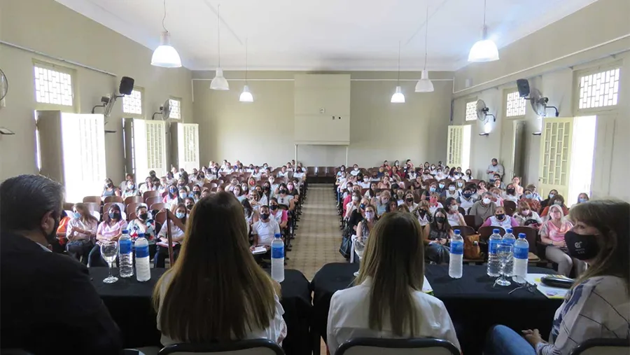 En todos los Departamentos se desarrollará el programa Aleer destinado a alumnos de primer y segundo grados de la escuela primaria. En todos los Departamentos se desarrollará el programa Aleer destinado a alumnos de primer y segundo grados de la escuela primaria.