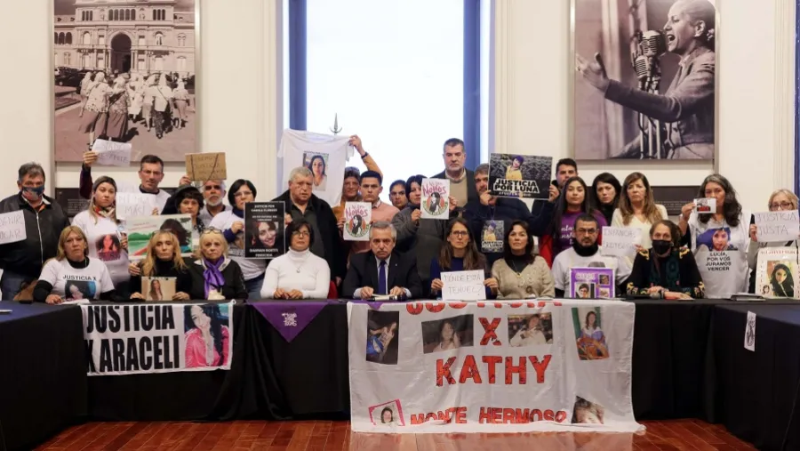El presidente Alberto Fernández recibió a familiares de víctimas de femicidios