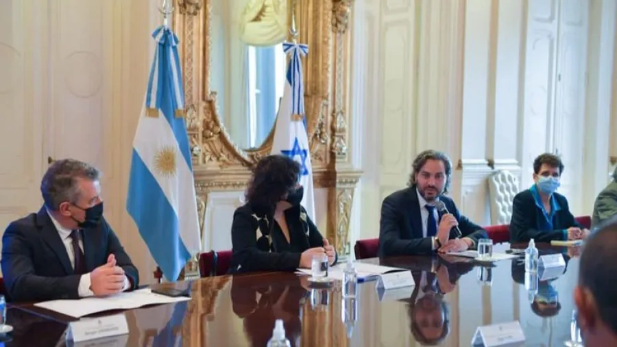 El embajador Urribarri, la ministra Carla Vizzotti y el jefe de Gabinete, Santiago Cafiero, se reunieron con la delegación de expertos israelíes El embajador Urribarri, la ministra Carla Vizzotti y el jefe de Gabinete, Santiago Cafiero, se reunieron con la delegación de expertos israelíes