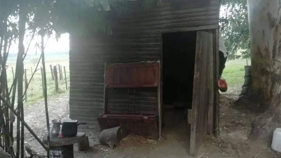 Los trabajadores vivían en condiciones infrahumanas en un predio perteneciente a Jujan Luis Spañoletti, ex viceintendente de Federación y ex delegado de Derechos Humanos y Pluralismo Cultural del Ministerio de Justicia de la Nación durante la presidencia de Mauricio Macri.