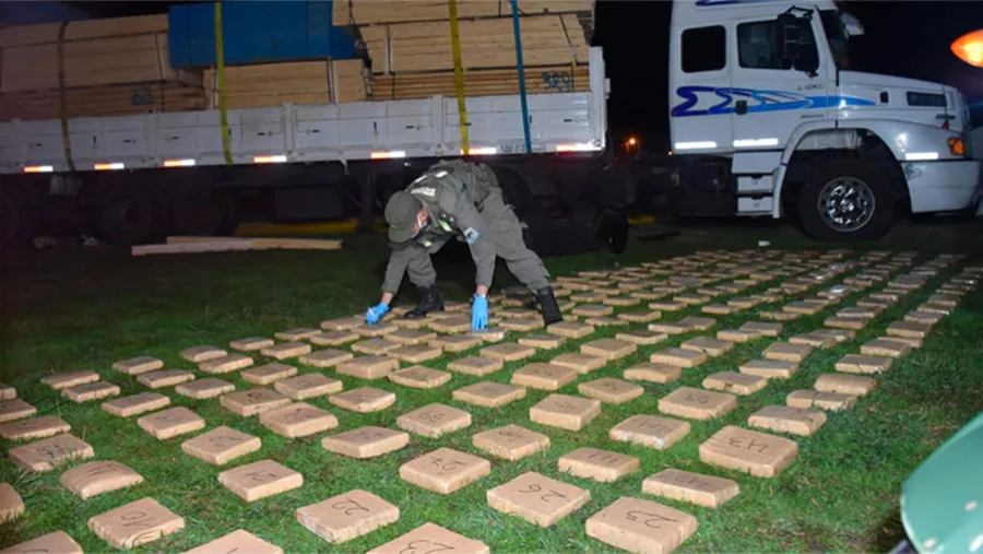 El transporte de carga provenía de Misiones cuando fue interceptado sobre la Ruta Nacional N° 127 por Gendarmería Nacional: llevaba poco más de 233 kilos de marihuana. El transporte de carga provenía de Misiones cuando fue interceptado sobre la Ruta Nacional N° 127 por Gendarmería Nacional: llevaba poco más de 233 kilos de marihuana.