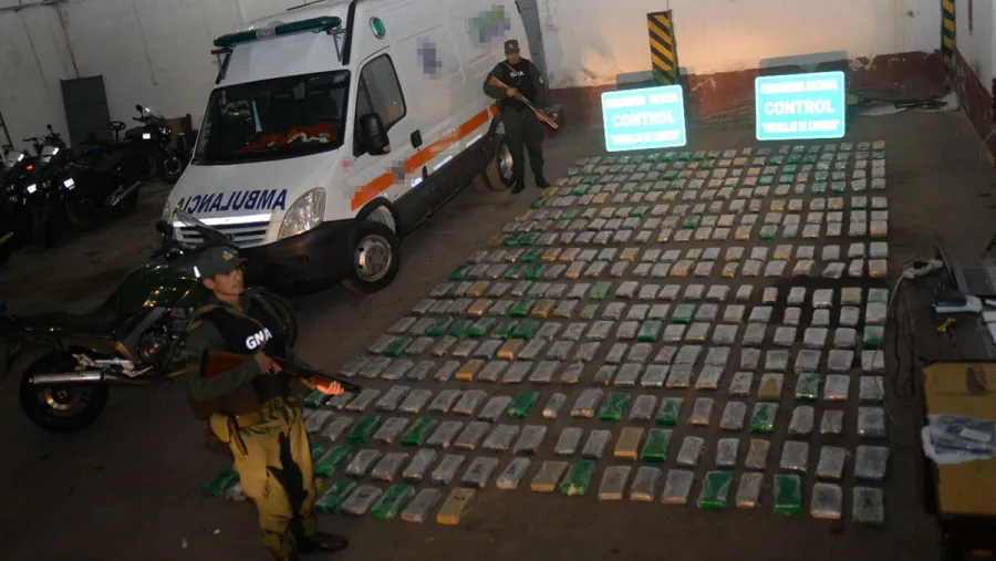 Personal de Gendarmería Nacional interceptó la ambulancia cuando se disponía a cruzar el Puente “General Belgrano”, que vincula la ciudad de Corrientes con Resistencia, Chaco. Personal de Gendarmería Nacional interceptó la ambulancia cuando se disponía a cruzar el Puente “General Belgrano”, que vincula la ciudad de Corrientes con Resistencia, Chaco.