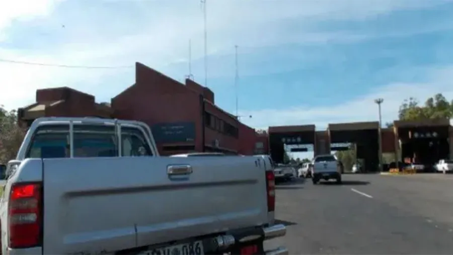 Vecinos de Concordia y Salto conformaron un grupo de 70 personas y están tramitando por Cancillería para poder cruzar la frontera. Ahora deben ir por Gualeguaychú, lo que aumenta sus costos. Vecinos de Concordia y Salto conformaron un grupo de 70 personas y están tramitando por Cancillería para poder cruzar la frontera. Ahora deben ir por Gualeguaychú, lo que aumenta sus costos.