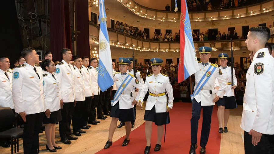 En el Teatro 3 de Febrero se realizó la ceremonia de egreso de la Promoción N° 81 de oficiales de la Policía de Entre Ríos.